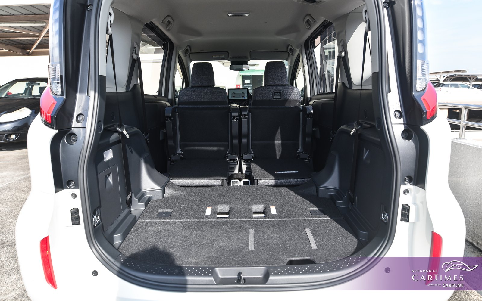 Toyota Sienta Hybrid photo 15